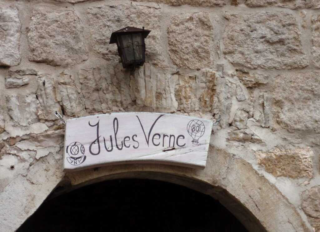 Kavárna Jules Verne v kastelu.