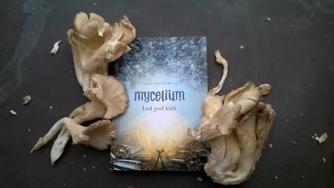 Mycelium Led pod kůží.