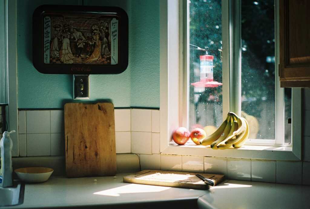 kuchyňská linka s banány